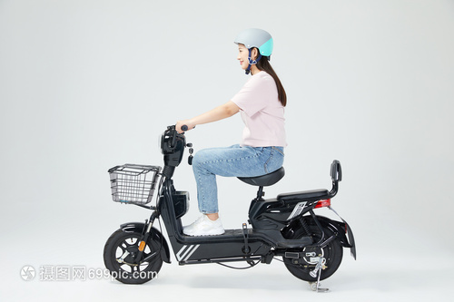 美女戴頭盔騎行電動車